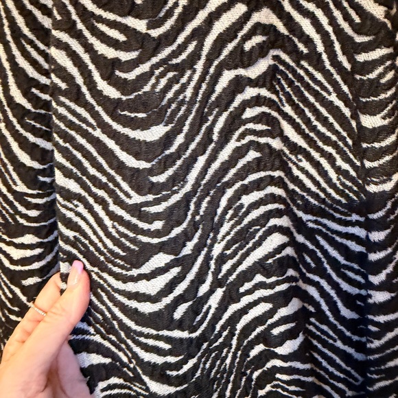 Chic Zebra Print Long Sleeve Dress - Picture 3 of 4